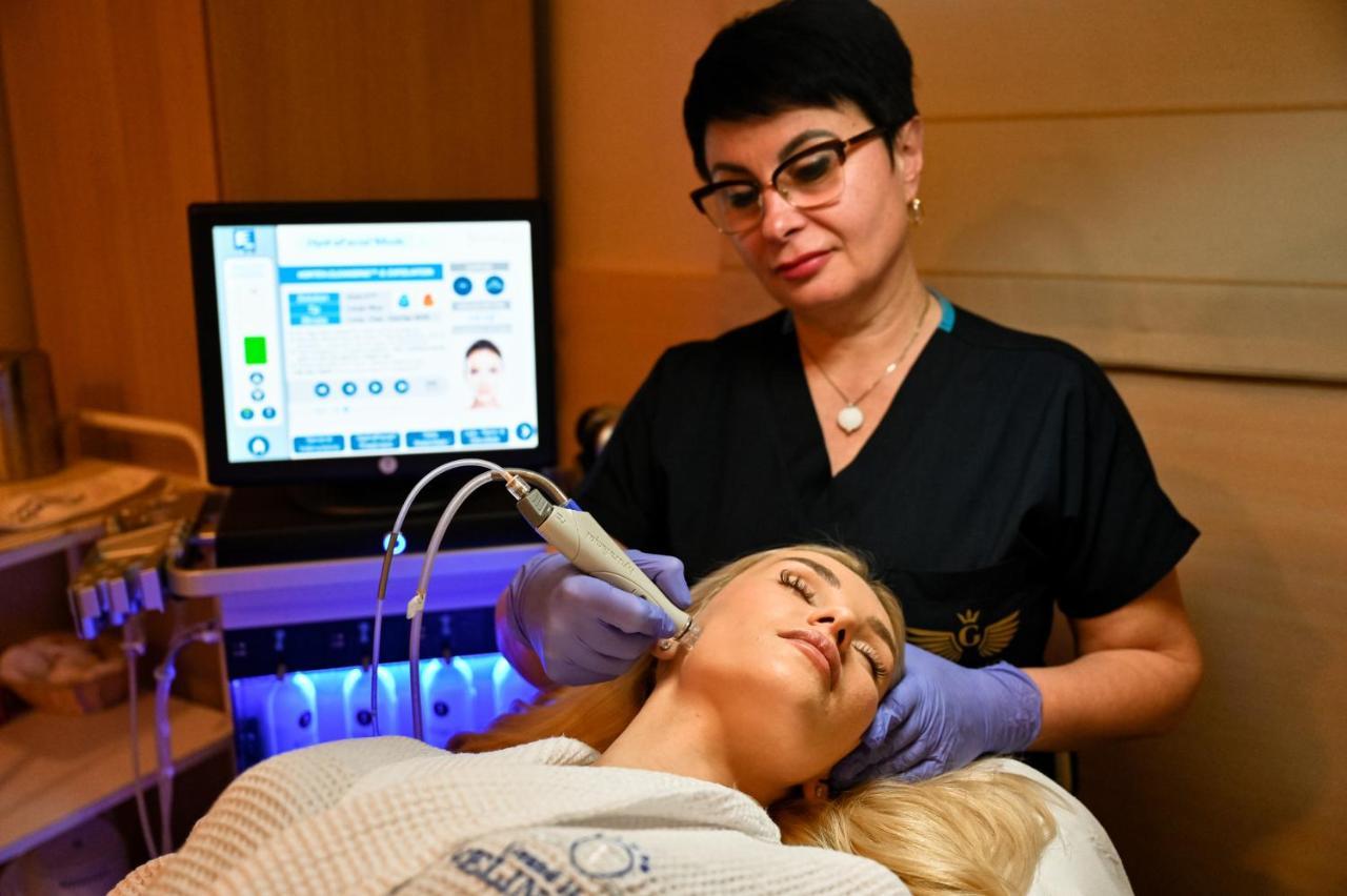 Grand Hotel Velingrad Eksteriør bilde A woman receiving a facial treatment