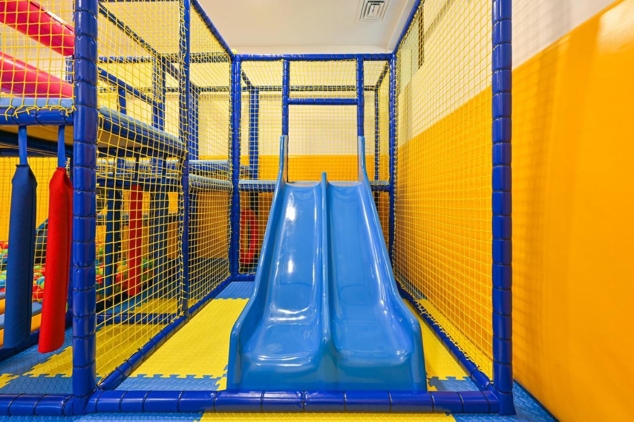 Grand Hotel Velingrad Eksteriør bilde A slide in a play area