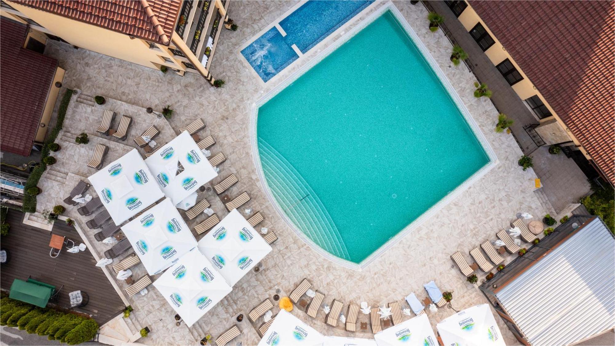 Grand Hotel Velingrad Eksteriør bilde Aerial view of a swimming pool