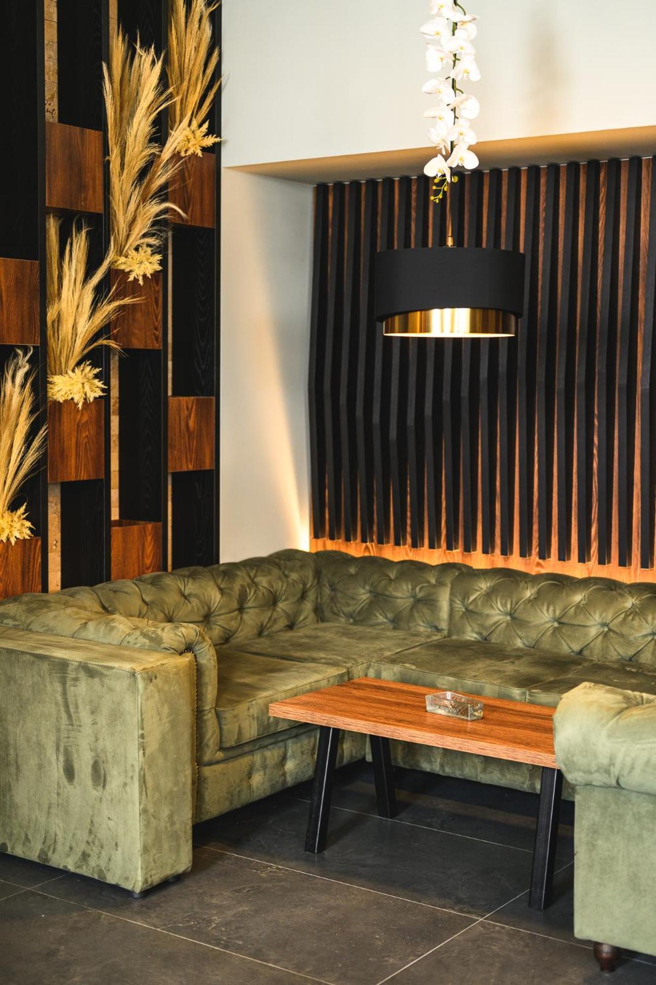 Grand Hotel Velingrad Eksteriør bilde A leather sofa